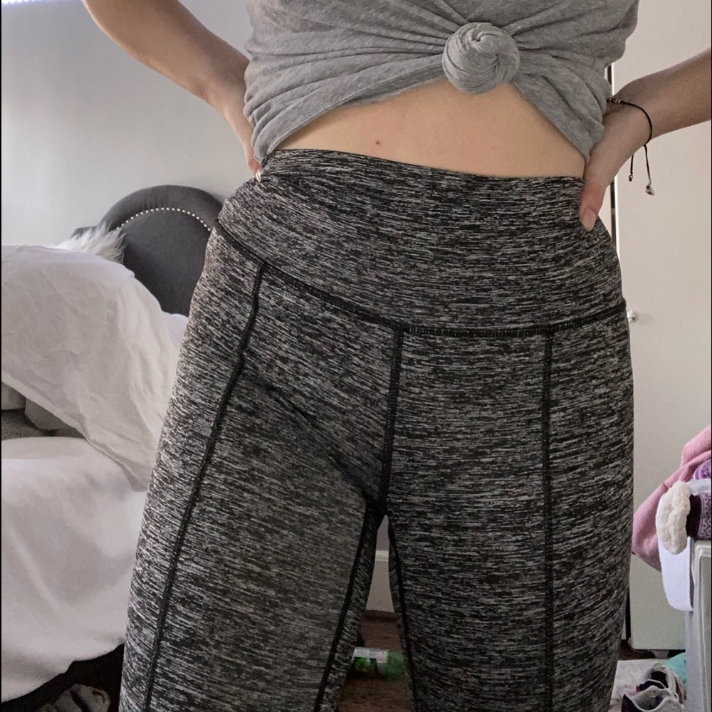 ⭐️super cute gray leggings with detailed legs⭐️